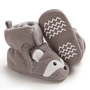 Dettaglio di scarpine neonato in pile grigio con design volpe e suola antiscivolo