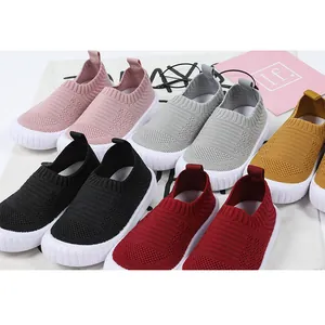 Verschiedene Farben atmungsaktiver Flyknit-Slipper für Kinder auf weißem Hintergrund.