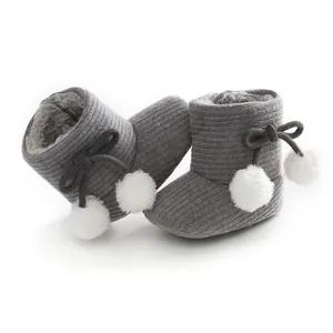 Bottines bébé en maille grise avec pompons blancs et doublure en polaire chaude
