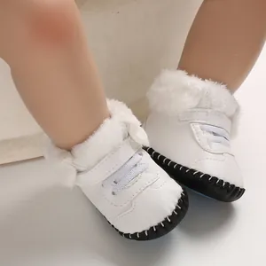 Detailansicht weißer Baby-Winterstiefel mit weichem Fellfutter und rutschfester Gummisohle