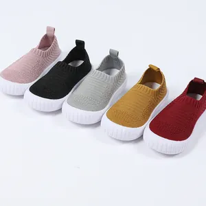 Detail der Flyknit-Slipper für Kinder in verschiedenen Farben mit weichen weißen Sohlen