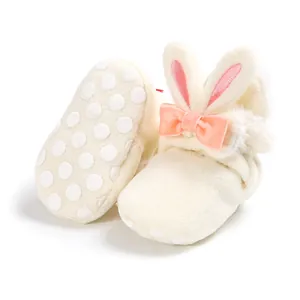 Zachte fleece babyschoentjes met konijnenoren en antislipzool met stippen voor baby's.