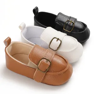 Tre paia di scarpe primi passi per neonati in ecopelle nera, bianca e marrone