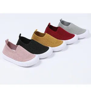 Detailansicht mit fünf Farben atmungsaktiver Fly-Knit-Slipper-Sportschuhe für Kinder