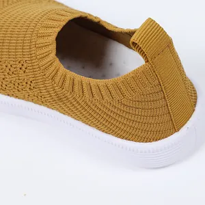 Detailansicht gelber Fly-Knit-Sportschuhe für Kinder mit weicher Textur und Ferse