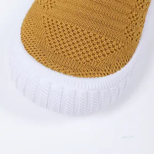 Detaillierte Nahaufnahme von atmungsaktiven Fly-Knit-Kinderschuhen mit Gummisohle