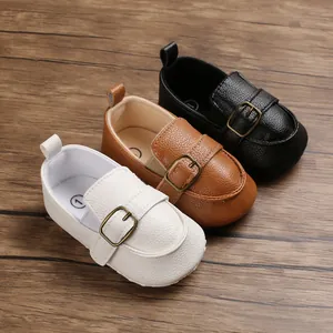 Scarpe primi passi per neonati in pelle morbida in tre colori con fibbie.
