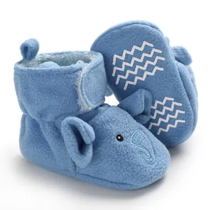 Dettaglio di scarpine blu per neonati a forma di elefante con suola antiscivolo