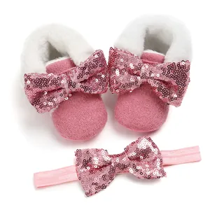 Niedliche rosa Babyschuhe mit Paillettenschleifen und passendes elastisches Stirnband Set