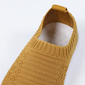 Detailansicht des atmungsaktiven gelben Fly-Knit-Materials für Kinder-Slipper-Sneaker