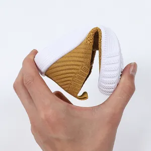 Detailansicht eines hochflexiblen gelben Baby-Strickschuhs mit besonders weicher Gummisohle