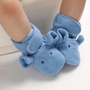 Dettaglio scarpe da neonato in pile blu con simpatico disegno di elefante