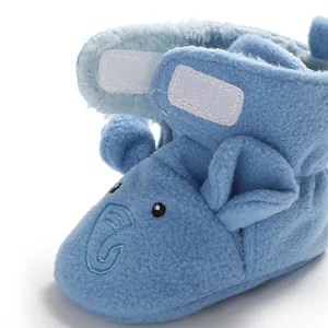 Dettaglio scarpina blu neonato con elefante e fodera in pile calda per l'inverno