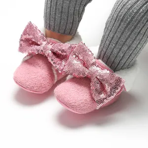 Detailansicht rosa gefütterte Babyschuhe mit Pailletten-Schleife und weicher Sohle