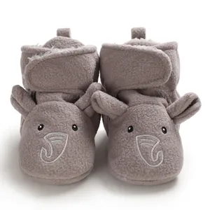 Morbide scarpine neonato in pile grigio con simpatico elefante per autunno e inverno