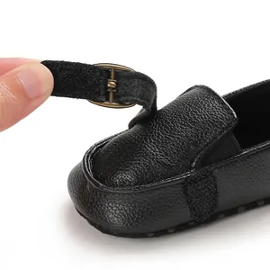 Vista dettagliata della scarpa primi passi per neonati in pelle nera con velcro