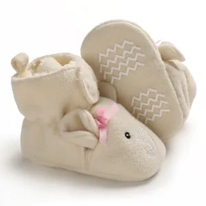 Dettaglio scarpe primi passi in peluche con orecchie di elefante e fiocco