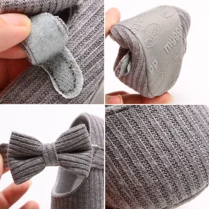 Primer plano detallado de zapatos de princesa tejidos para bebé con lazo y velcro.