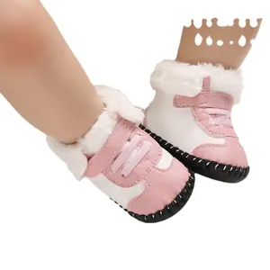 Warme rosa-weiße Baby-Wintersneaker mit weicher Gummisohle zum Laufenlernen