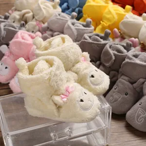 Dettaglio di scarpine per neonati in morbido peluche a forma di pecora per autunno e inverno