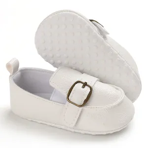 Dettaglio di scarpe primi passi bianche per neonato con suola antiscivolo