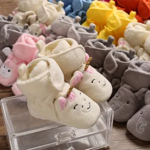 Scarpe da primi passi in peluche a forma di unicorno per neonati in vari colori