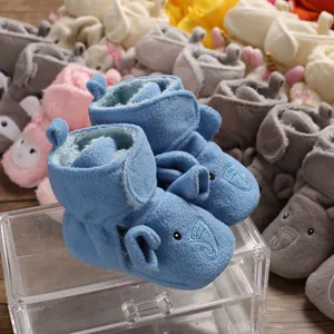 Primo piano di scarpine per neonati in pile blu con un simpatico disegno a elefante.