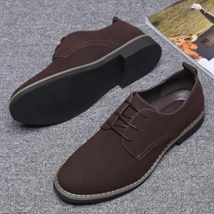 Vue détaillée de chaussures décontractées en PU suède marron foncé pour hommes à lacets