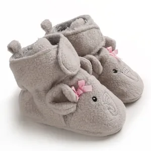 Dettaglio macro di scarpine grigie per neonato con fiocco rosa e ricamo elefante