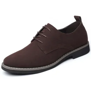 Vue de profil détaillée de chaussures habillées à lacets en daim PU marron pour hommes