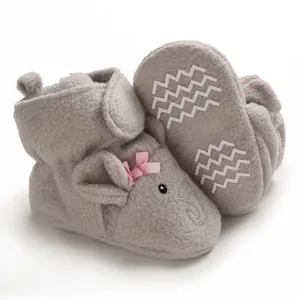 Dettaglio scarpine neonato in pile grigio con elefante, fiocco rosa e suola antiscivolo