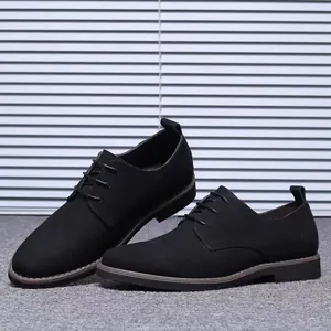 Chaussures de ville classiques à lacets en daim noir pour hommes en studio professionnel