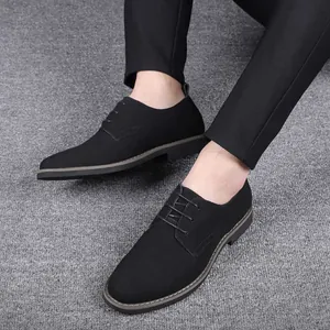 Gros plan détaillé de chaussures Derby élégantes en daim noir pour hommes avec lacets