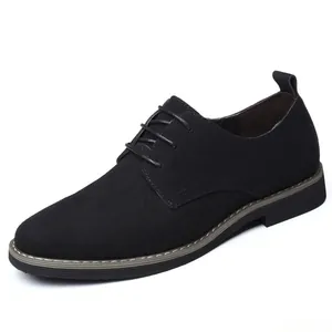 Vue détaillée d'une chaussure derby pour homme en daim noir avec lacets et languette