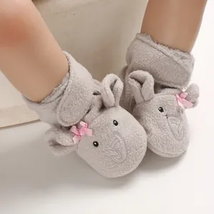 Primo piano di calde scarpine per neonati in pile grigio con design a elefante