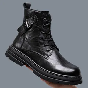 Détail d'une bottine de travail en cuir noir pour homme avec boucle décorative