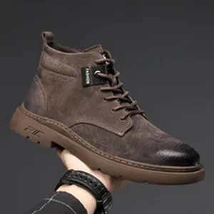 Vue détaillée des bottines de travail en daim marron pour hommes avec étiquette mode.