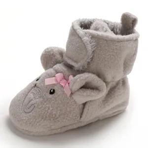 Primo piano di scarpine in pile per neonati a forma di elefante grigio con fiocco rosa