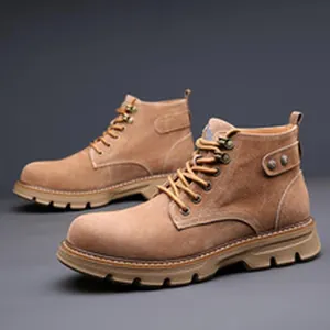 Vue détaillée de bottines de travail classiques en cuir suédé marron avec semelles