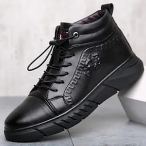 Vue latérale détaillée d'une chaussure décontractée en cuir noir à tige haute avec motif