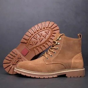 Vue détaillée des bottines en daim marron pour hommes avec semelle en caoutchouc antidérapante