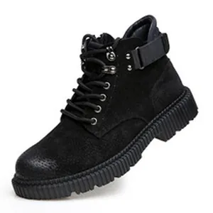 Vue latérale de bottines de travail en daim noir pour hommes avec semelle épaisse crantée.