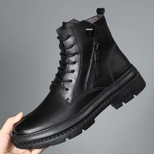 Détail latéral d'une botte de travail en cuir noir pour homme avec fermeture éclair et semelle