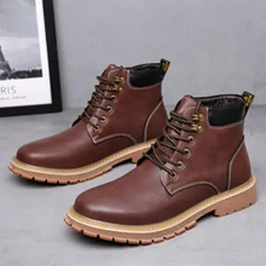 Vue latérale détaillée des bottes de travail classiques en cuir marron pour hommes.