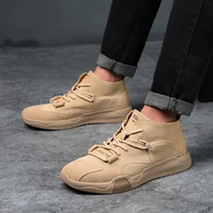 Vue portée de bottines de travail décontractées en cuir véritable kaki pour hommes