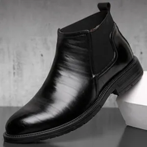 Détail de profil d'une botte Chelsea en cuir noir avec panneau latéral élastique