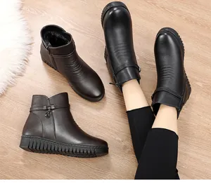 Detailansicht der warmen schwarzen und braunen flachen Stiefeletten für Damen mit Plüschfutter