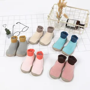 Detailansicht verschiedener bunter Baby-Bodensocken mit rutschfester Gummisohle