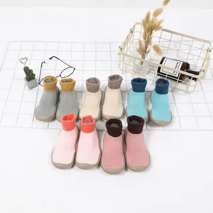 Makro-Detailaufnahme verschiedener Farben rutschfester Baby-Bodensocken mit weicher Gummisohle