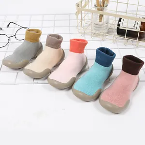 Detailansicht von rutschfesten Bodensocken für Babys in verschiedenen Farbkombinationen
